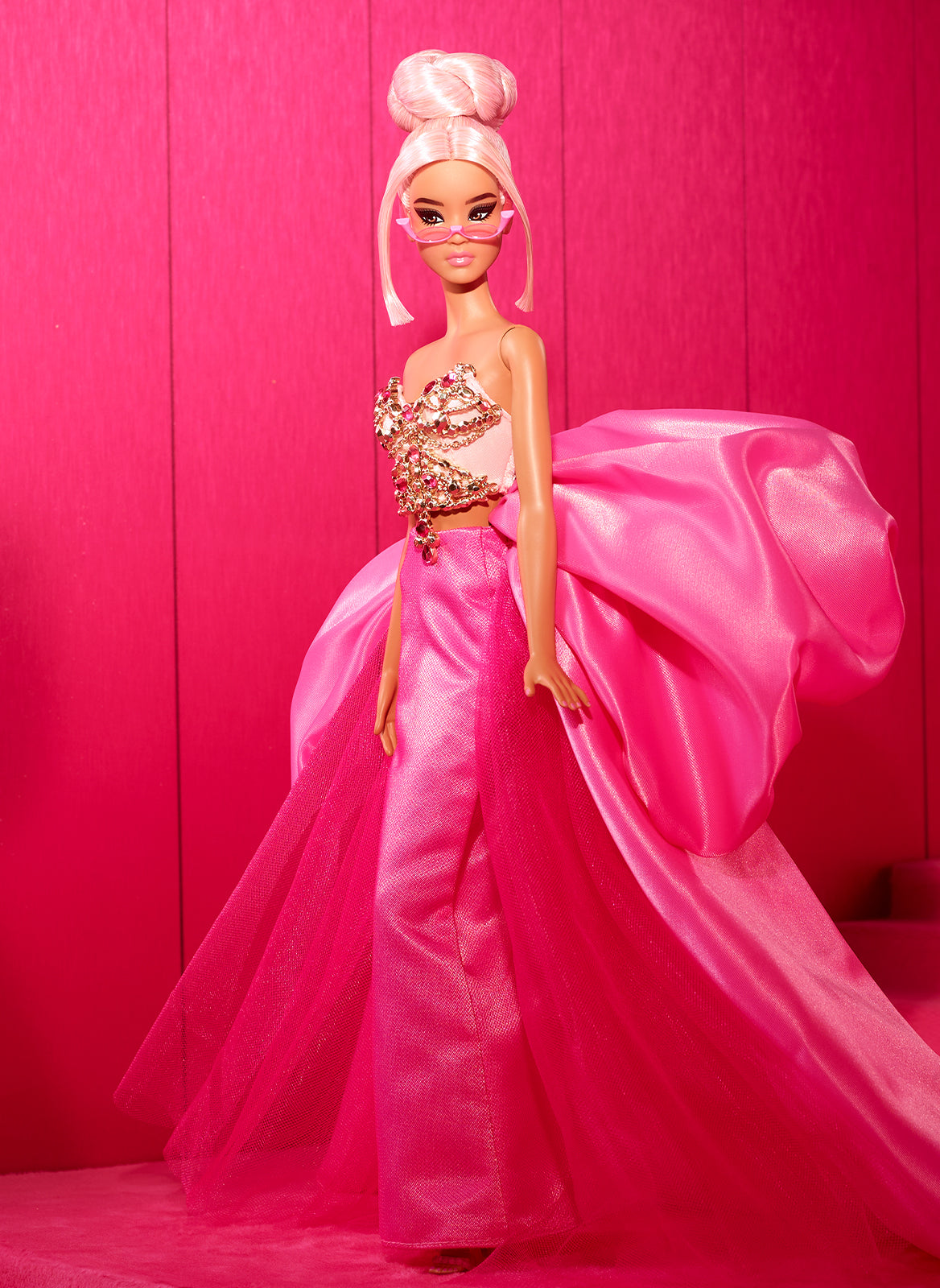 2023 Holiday Barbie Doll, Seasonal Collector Gift, Golden Gown and Blond  Hair - Walmart.com